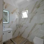 Xhovani Daire