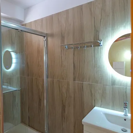 Apartament Xhovani *